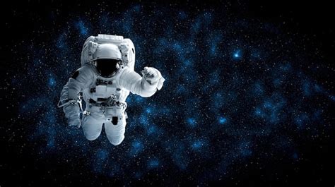Kosmonauta Astronauta Spaceruje W Kosmosie Podczas Pracy Na Stacji