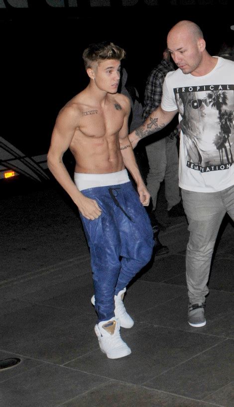 justin bieber shows off his 6 pack abs