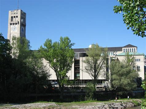 Die corneliusbrücke dient nicht nur als wichtiger verkehrsknotenpunkt, sondern auch als zugang zur museumsinsel und attraktiver veranstaltungsort. Deutsches Museum in München (von der Corneliusbrücke aus g ...