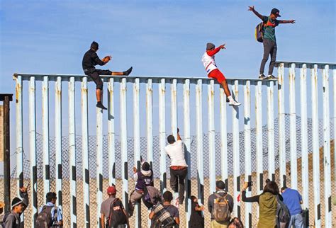Caravana Migrante Alcanza La Frontera Entre México Y Eeuu La Opinión