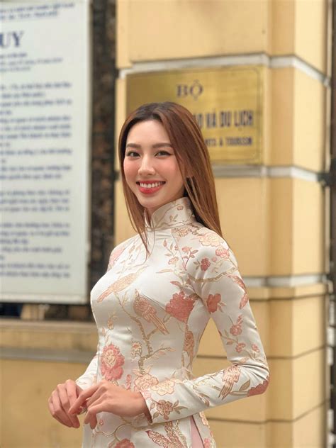 Lần đầu Xuất Hiện ở Hà Nội Sau Khi đăng Quang Hoa Hậu Thùy Tiên đẹp Dịu Dàng Với áo Dài Doanh
