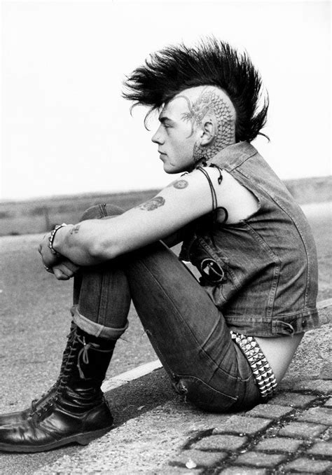 Un Chico Punk Luciendo Una Impresionante Cresta 1970 Style Punk Mode