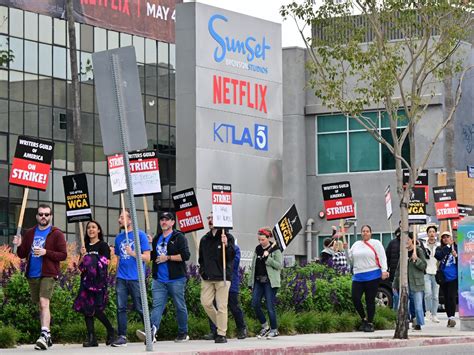 Huelga De Guionistas En Hollywood Bajos Salarios Y Temor A La Inteligencia Artificial Dinero