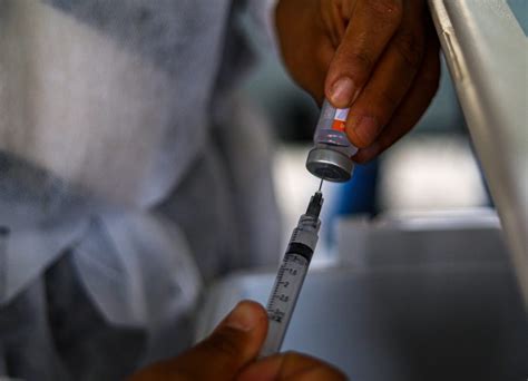 Até agora, a vacinação só estava disponível para quem tenha 30 ou mais anos. Começa na quarta a vacinação para idosos com idade entre 85 e 89 anos em Petrópolis | Tribuna de ...