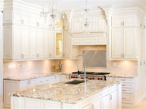This antique white kitchen cabinet constitutes a very elegant proposition for all, who want to create a charming decor in their kitchen. #LGLimitlessDesign & #Contest Kitchen Amazing kitchen ...