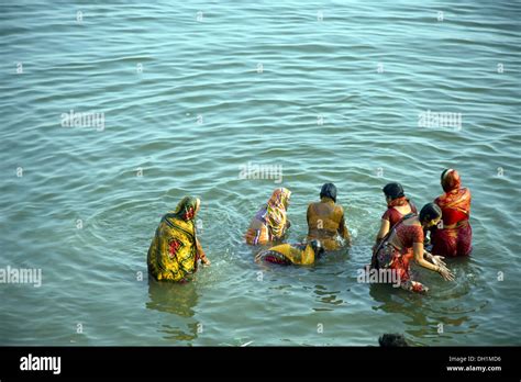 Las Mujeres Bañarse Orando Ganges Río Ganges Kashi Varanasi En Uttar Pradesh India Fotografía