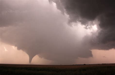 The Calendar Days With The Most And Fewest Tornadoes