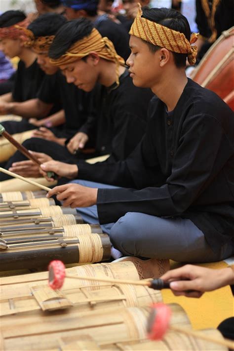 Jenis Jenis Alat Musik Tradisional Jawa Barat Serta Cara Memainkannya