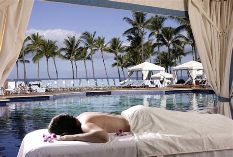 Spa Massage By Pool Canopy 1680x1136 ハワイの最新情報をお届け！lanilani