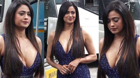 Stunning Shweta Tiwari Flaunts Her Huge Exy Cleavage In Very Deep Neck Gown At Kkk11 Finale