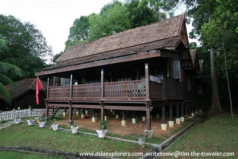 Sebagai contoh, dalam seni bina melaka dan riau, tangga sentiasa. rumah tradisional malaysia ~ zamrispoon