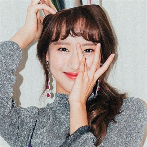 갤러리 앱 → 배경으로 설정할 동영상 선택 → 더보기(왼쪽 상단) → 배경화면으로 설정. 에이프릴 나은 (@leecnaeun) | Twitter