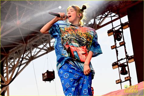 Billie Eilish Powers Through Performance After Injuring Her Leg At