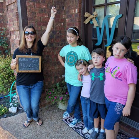 25 Hilarious Pics Showing How Parents Celebrate The First Day Of School