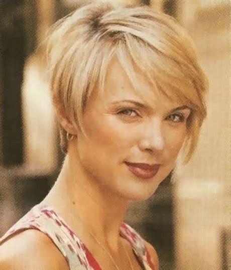 More people nowadays starting their new life stage by changing the hair style. Short hairstyles for women in their 40 s