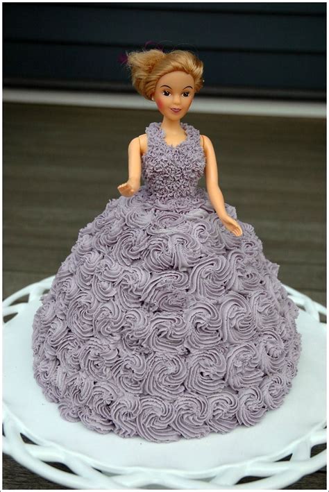 After the completion, the cake looks so beautiful that it will surely bring a smile to your princess' face. Pin by Marlena Justyna on Seriously Cute Food Our cute ...