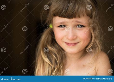 害羞的小女孩画象 库存图片 图片 包括有 雾浊的 敬慕 创伤 羞辱 女性 表面 表达式 无罪 70973637