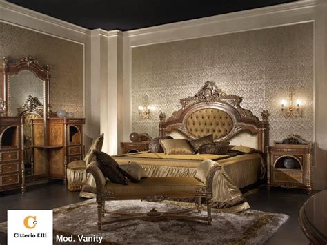 Letti matrimoniali in vero legno. Camera da letto classica di lusso, letto in legno massello ...