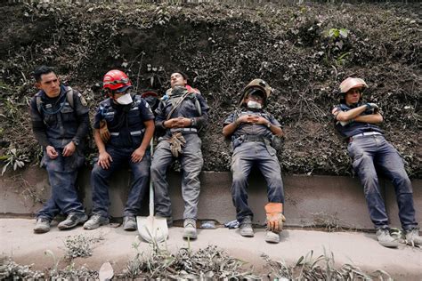 Guatemala ist geprägt von einer langen, blutigen geschichte. Bildergalerie: Vulkanausbruch auf Guatemala - Bild 3 von ...