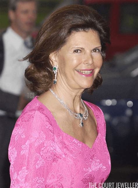 The Evening Earring Queen Silvias Modern Emerald Earrings