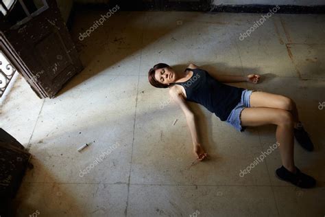 abuso de drogas mujer joven inyectándose heroína con jeringa fotografía de stock © diego cervo