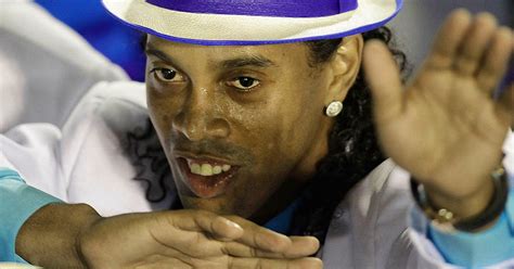 Fussball Legende Drogen Sex Und Fanverehrung Ronaldinho Macht Musik Mit Rap Gruppe Blue News