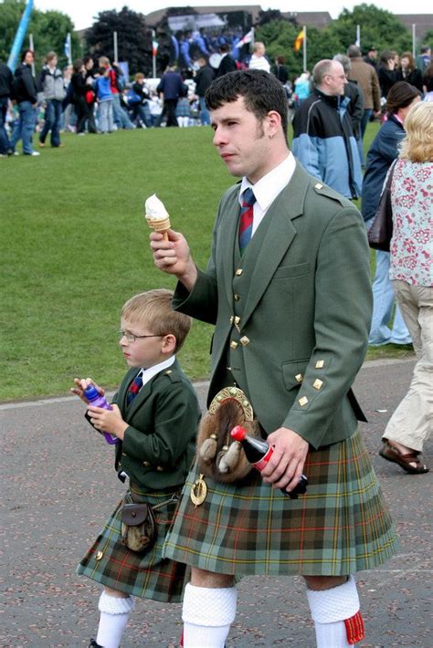 14 Photos That Prove Real Men Wear Kilts Kilt Men In Kilts Scottish