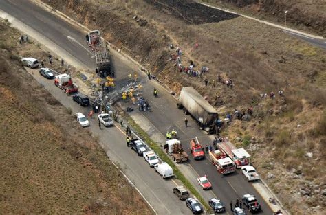 Bus With Mexican Catholic Pilgrims Collides With Tractor Trailer Killing 21 The New York Times