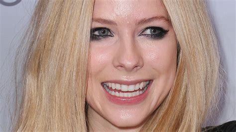 Avril Lavigne Cries Over Doctors Who Called Her Crazy Lyme Disease