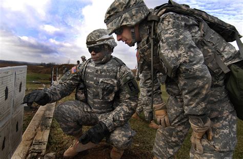 Sgt First Class Carl Porter A First Army Trainer Assists An Indiana