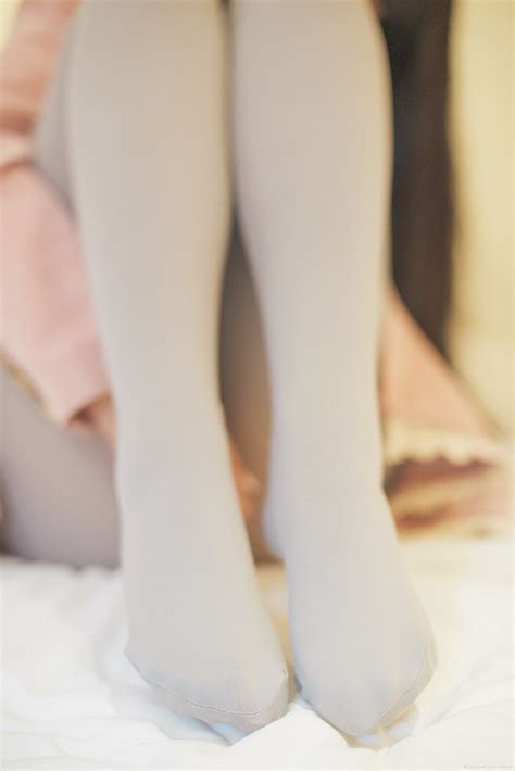 무료 이미지 소녀 화이트 피트 귀엽다 다리 Dslr 손가락 깨끗한 회색 팔 닫다 인간의 몸 드레스 선명한 대퇴골 신발류 얼굴이없는 치마
