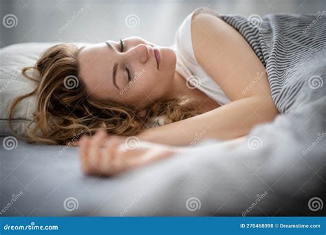 Jolie Jeune Femme Qui Dort Dans Son Lit Photo Stock Image Du Fort Appartement 270468098