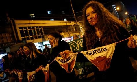 Ativistas fazem manifestação pela ampliação da legalização do aborto no