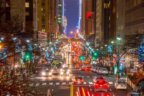 Luzes Coloridas Da Noite De Uma Cena Ocupada Na Nd Rua Em New York City Foto De Stock