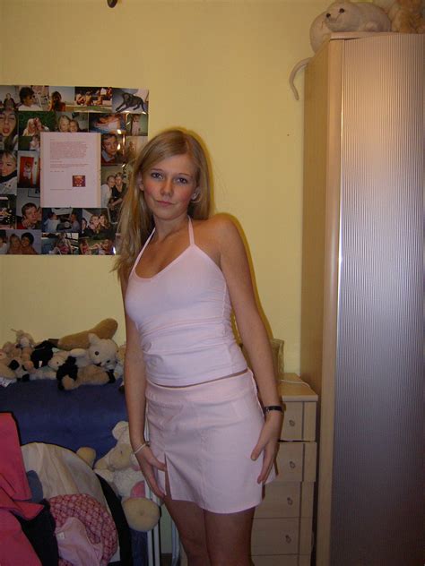 Very Hot Young Blondes Posing Girl