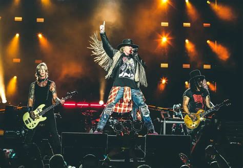 Die erste fortsetzung erschien 2006: As 12 melhores músicas da banda Guns N' Roses
