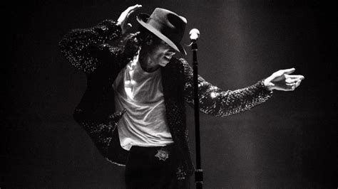 Michael Jackson Is Singing On The Stage Hd Michael Jackson Wallpapers