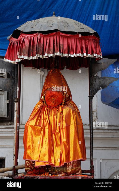 bunte bunte statue von hanuman der hinduistischen affengott hanuman dhoka durbar square