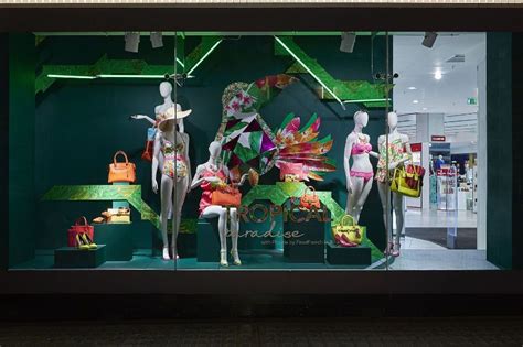 20 Tips And Ideas For Your Retail Store Window Displays