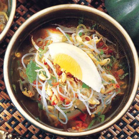 Lamongan terkenal dengan soto ayamnya yang berwarna kuning berminyak dengan aneka bumbu di dalamnya. Easy Food Recipes and Cooking: Chicken Noodle Soup (Soto Madura)