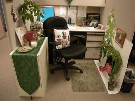 See more ideas about christmas decorations, christmas cubicle decorations, office christmas decorations. Home Priority: Compact Office Cubicle Decoration with ...