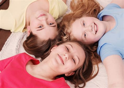Tres niñas felices en casa Foto Premium
