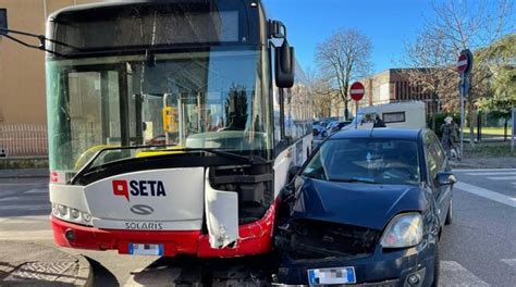 Via Boscarelli Scontro Tra Un Autobus E Un Auto Neonata Illesa