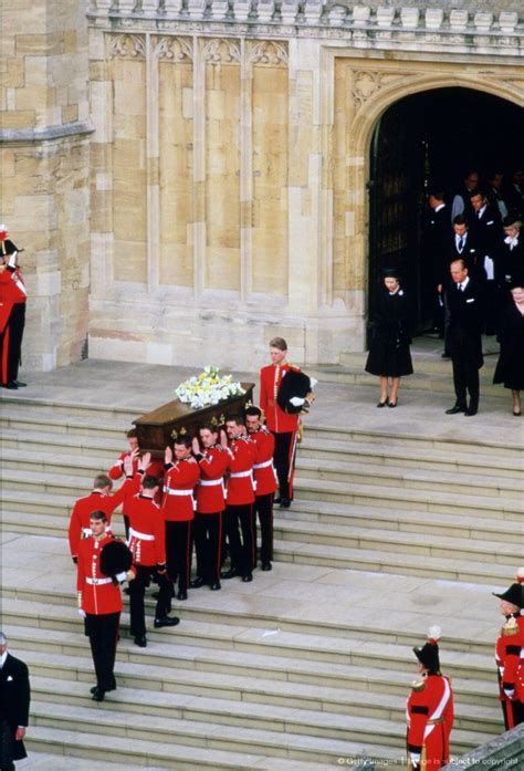 In this video we will be taking a look at their majesties queen elizabeth the queen mother, queen elizabeth ll and prince edward, arriving at westminster abbey for the funeral of diana princess of wales on 6th september 1997. Elizabeth, the Queen Mother, Diana, Princess of Wales ...