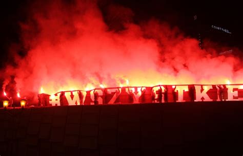 Piłkarze trenera rafała góraka wygrali z bezpośrednim rywalem do awansu i zrobili duży krok w kierunku wywalczenia bezpośredniej promocji do fortuna 1. Kibice GKS-u Katowice składają życzenia swojemu klubowi z ...