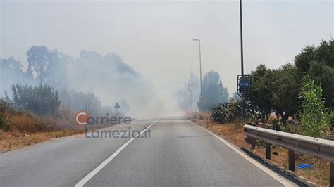 Lamezia Terme Fumo E Fiamme Sulla Strada Paura Per Gli Automobilisti