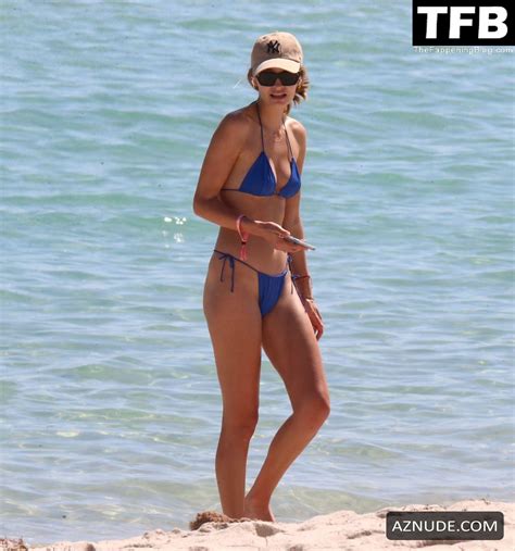 Roosmarijn De Kok Sexy Seen Flaunting Her Hot Figure On The Beach In