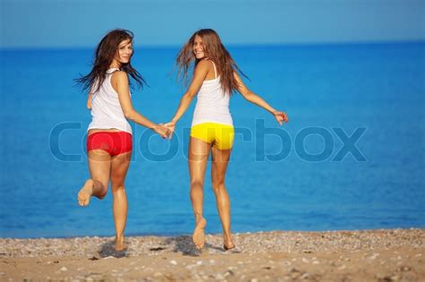 Schöne Mädchen Die Spaß Am Strand Stockfoto Colourbox