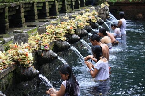 Mengenal Upacara Melukat Ritual Pembersihan Diri Di Mata Air Suci Khas Bali Nusantara7id