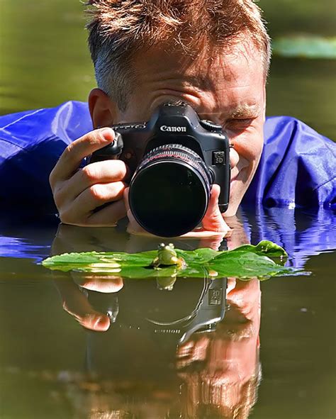 30 Crazy Photographers In Action Literally Giving